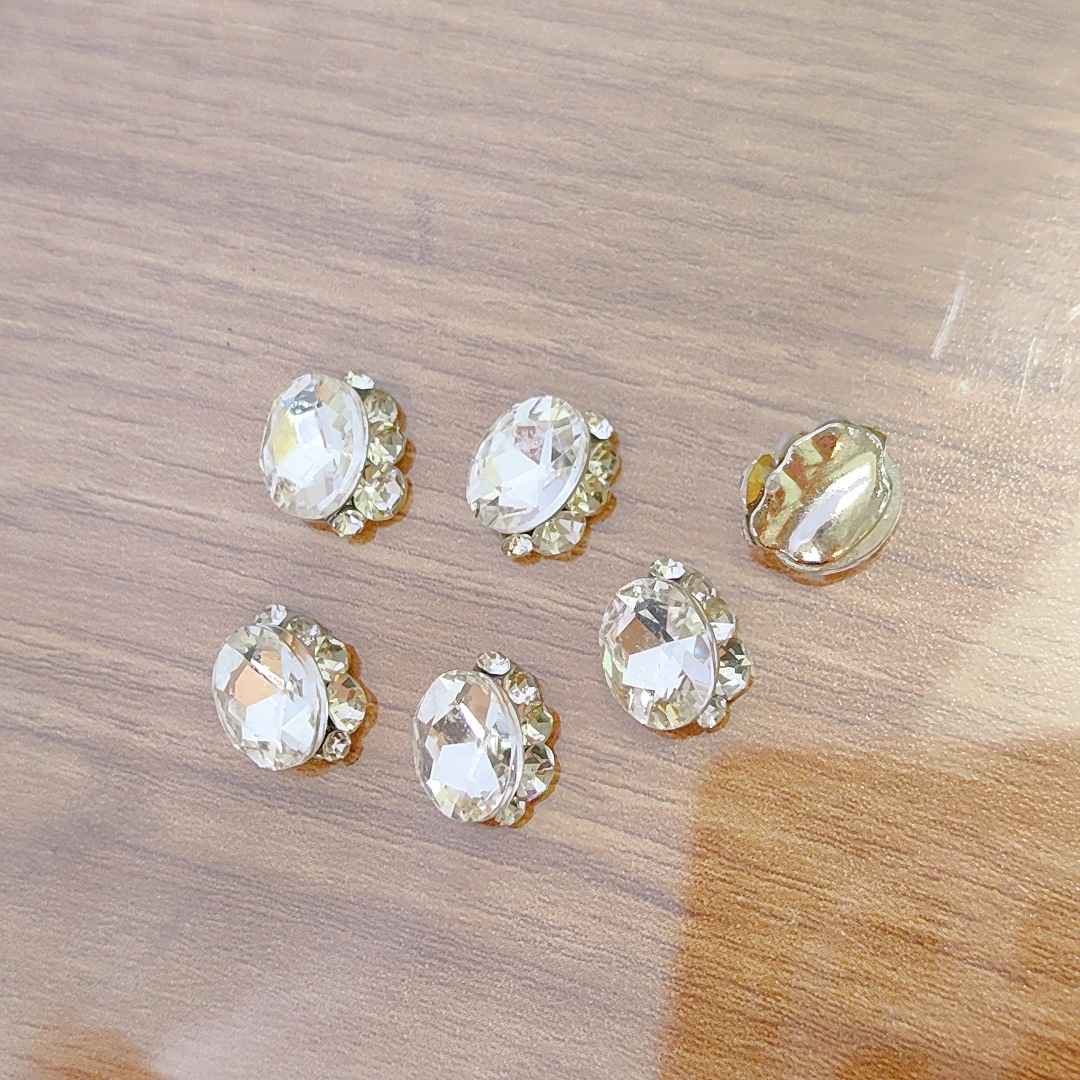 Oval white diamond on silver background [10*12mm]