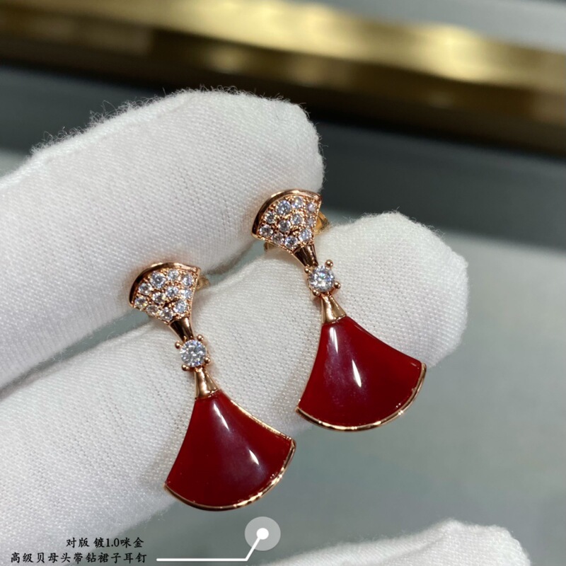 V ゴールド スカート シェイプ イヤリング レディース 18K ローズゴールドメッキ ダイヤモンドとマザーオブパール カーネリアン シェイプ イヤリング|undefined