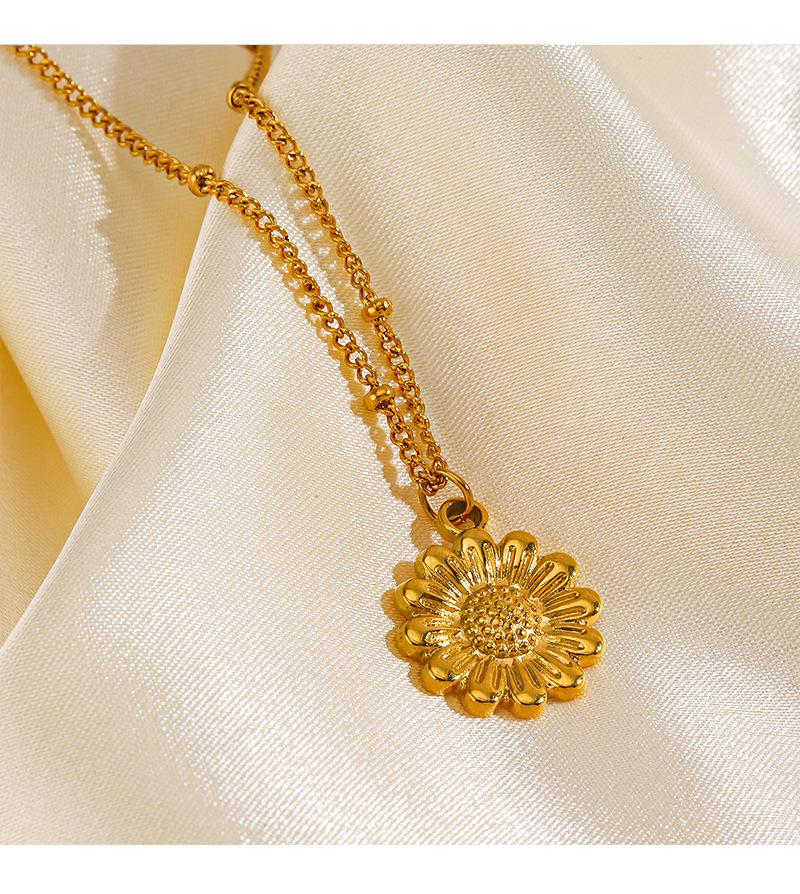 Daisy Necklace Image 4