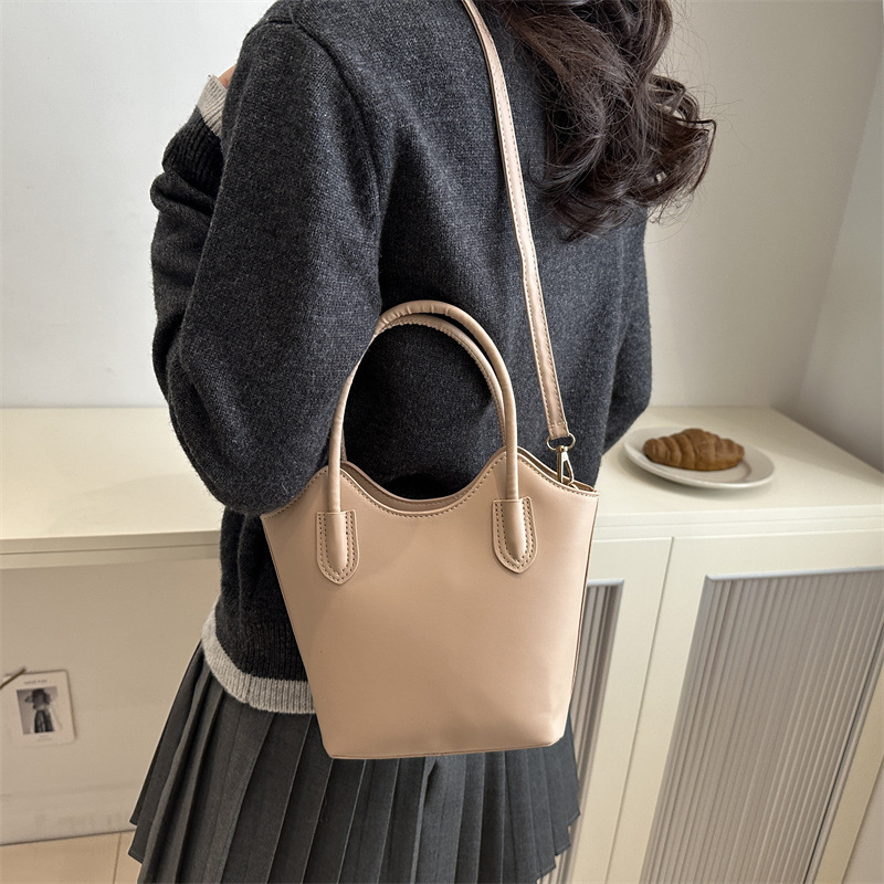 Este año, bolsos populares vintage para mujeres otoño y invierno 025 nuevo bolso de mochila de nicho de diseño de bolso de cubo de viaje portátil