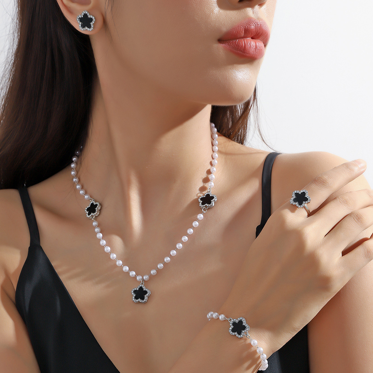 Básico Hoja Metal Embutido Diamantes De Imitación Mujeres Conjunto De Joyas display picture 7