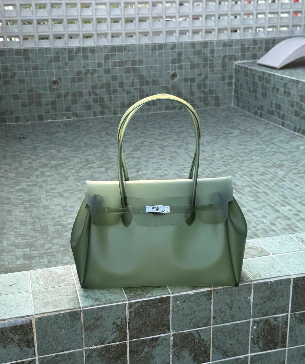 Tpu military green (with key + rivets on the bottom) / 35*27*15cm