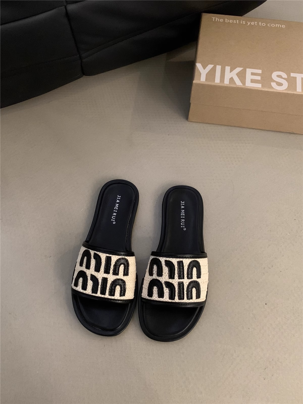 Temperamento pequeño estilo fragante sandalias y pantuflas planas estilo mujer ropa exterior verano mujer salir a la playa playa con falda chanclas