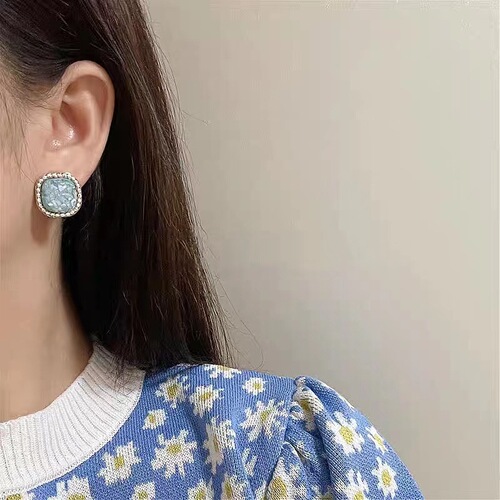 Retro Hong Kong style broken shell earrings for women niche design square oil drop earrings high-end fashionable ear jewelry