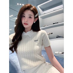 グレーの人形の襟の肩の半袖のtシャツの女性の夏のデザイン感の小さい大衆の修身の超美しいショートニットの上着