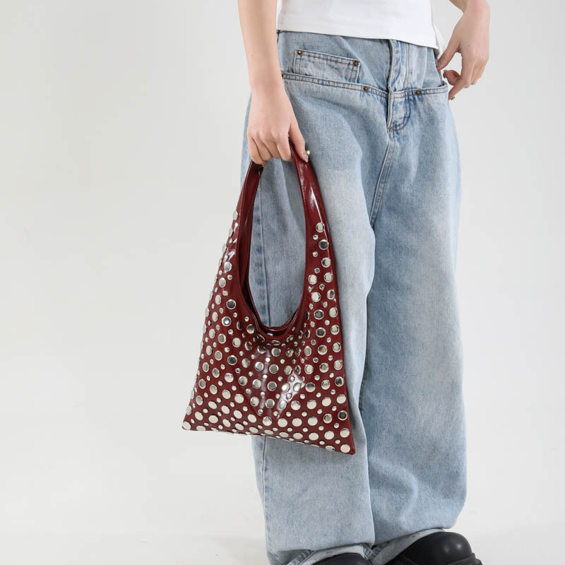 Borsa a spalla donna a pois con borchie borsa a secchiello moda_voghion.com