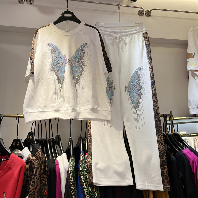 Katta razmer to'plam ayol yangi model parvoz naqshi leopard T-shirt shim to'plam