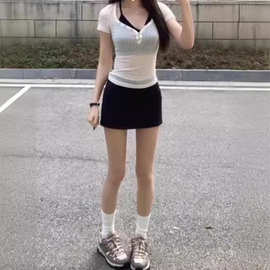 美式辣妹V领纽扣正肩短袖t恤女夏季微透性感紧身显瘦小众短款上衣