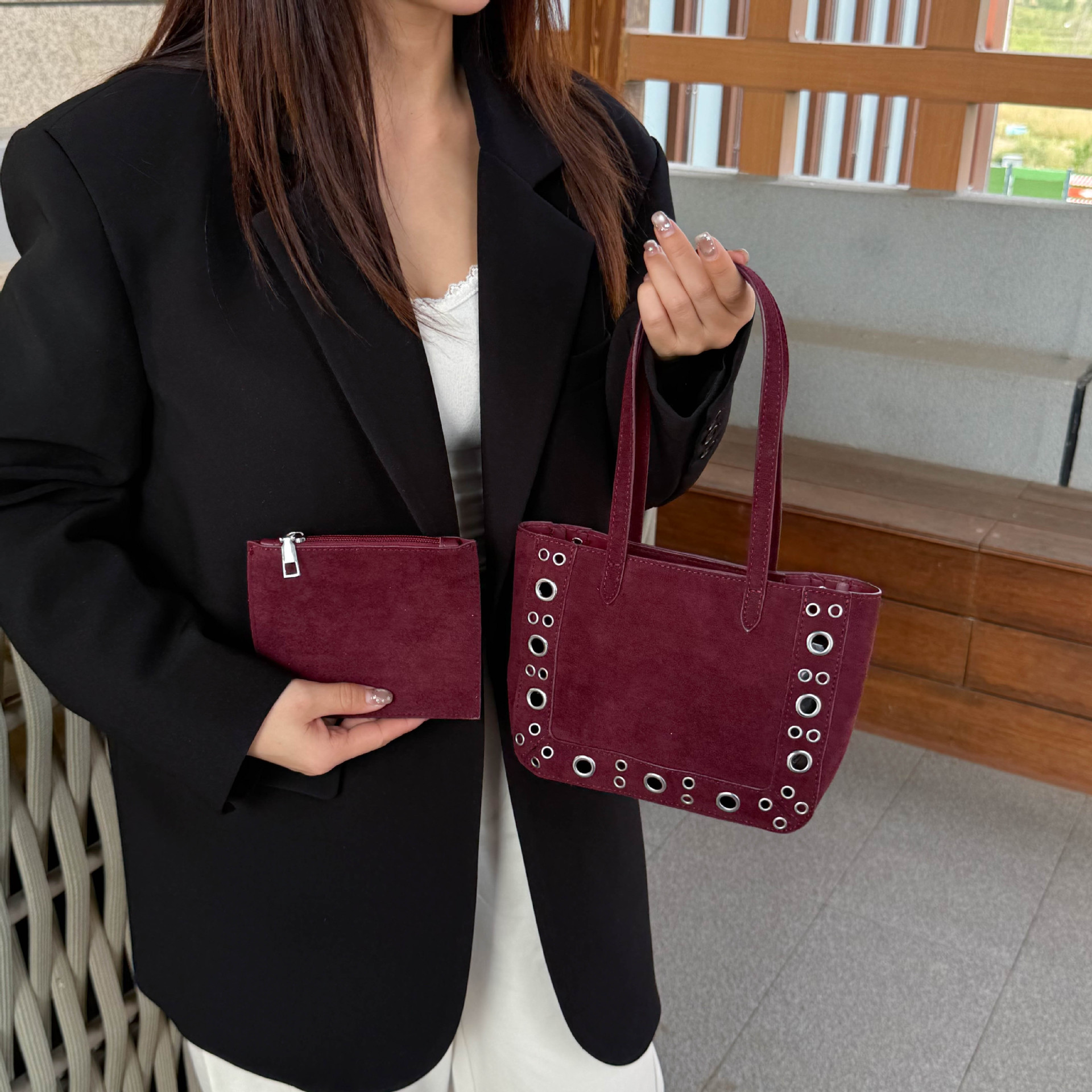 跨境包包2025新款款轻奢磨砂铆钉斜挎包包女流苏朋克风小方包