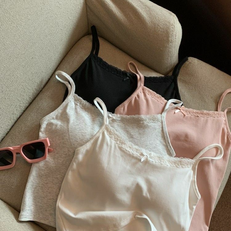ギャルレースのレースストラップベストの女性は蝶結びの胸のクッションを持っています。|undefined