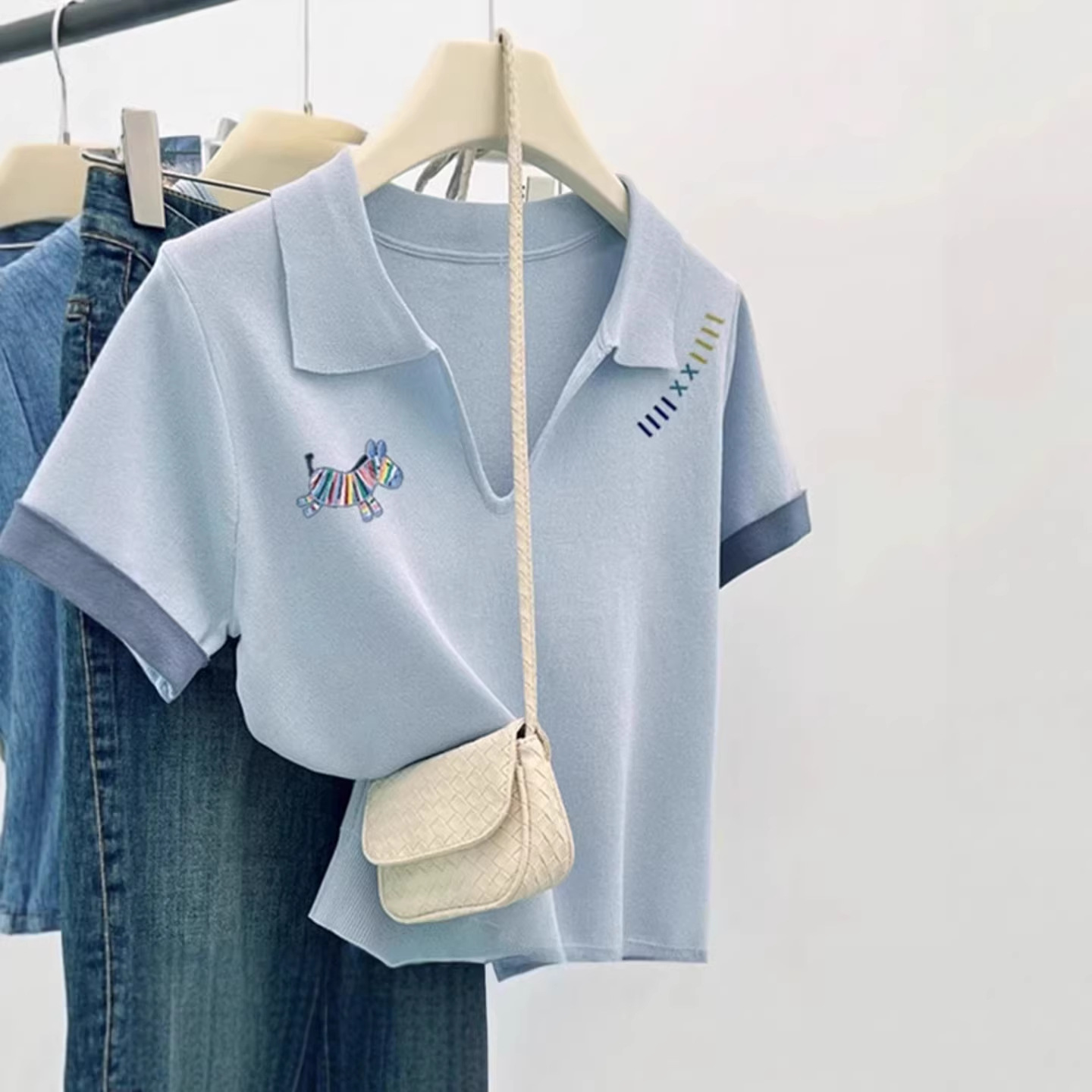 Áo thun polo cổ bẻ tay ngắn nữ họa tiết ngựa in màu — màu xanh nhạt chi tiết 3