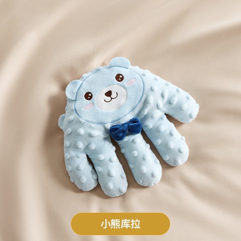 El bebé le da unas palmaditas en el trasero para conciliar el sueño.