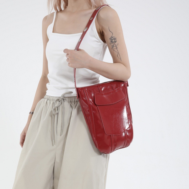 Bolso de axila de textura de alta calidad 2025 verano nuevo bolso femenino retro remache bolso de hombro de gran capacidad de moda