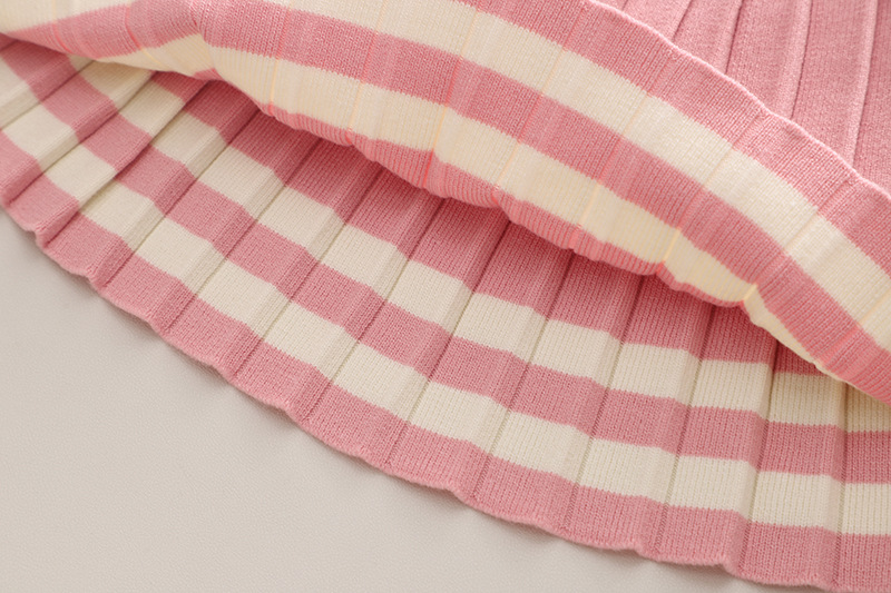 Flickset med stickad kofta och plisserad kjol_voghion.com