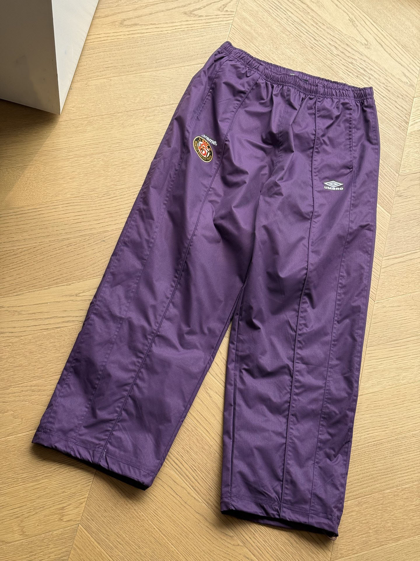A8. Pantalones púrpura