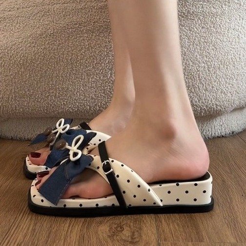Un botón dulce arco temperamento flip flops mujeres 2026 verano usar zapatillas de playa antideslizantes coreanas de fondo grueso