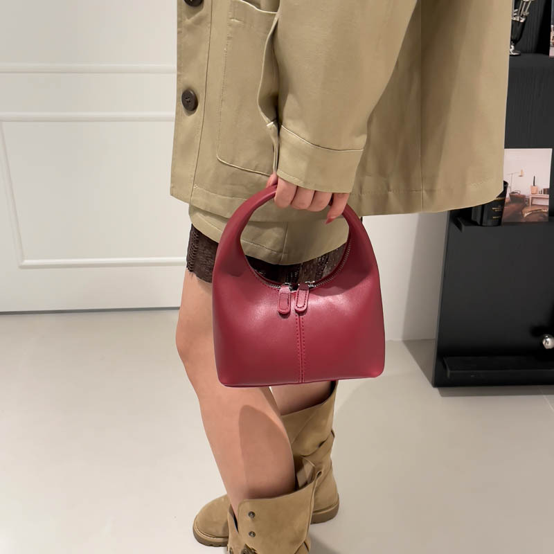 Bolsa de sensación alta 2025 nueva moda ocio versátil bolso de brazo de textura de otoño bolso de bolsillo de mano de dama