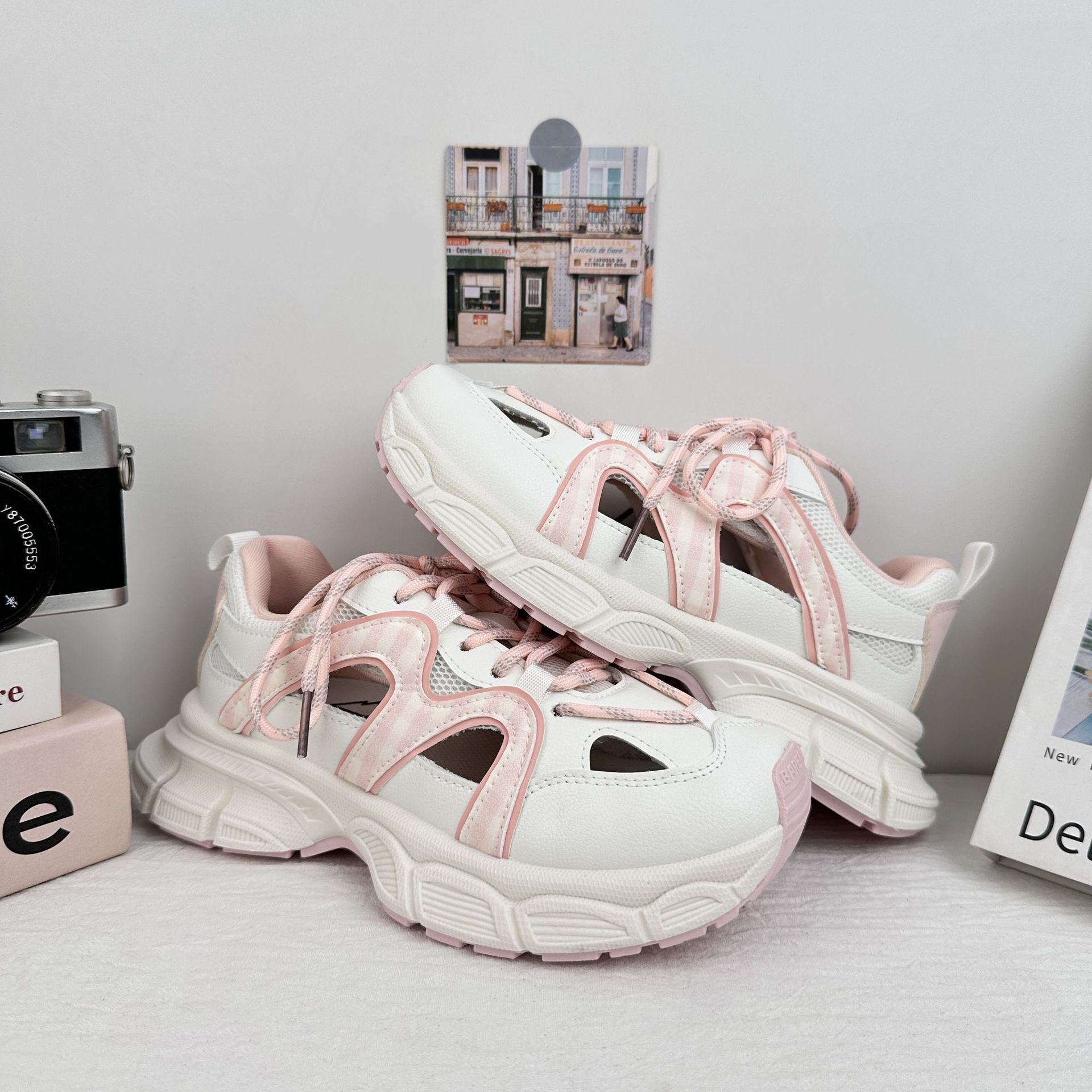 Farwave hueco zapatos de papá y mujer 2025 verano nuevo estilo de moda de suela gruesa aumentando la sensación de zapatos casuales de mierda