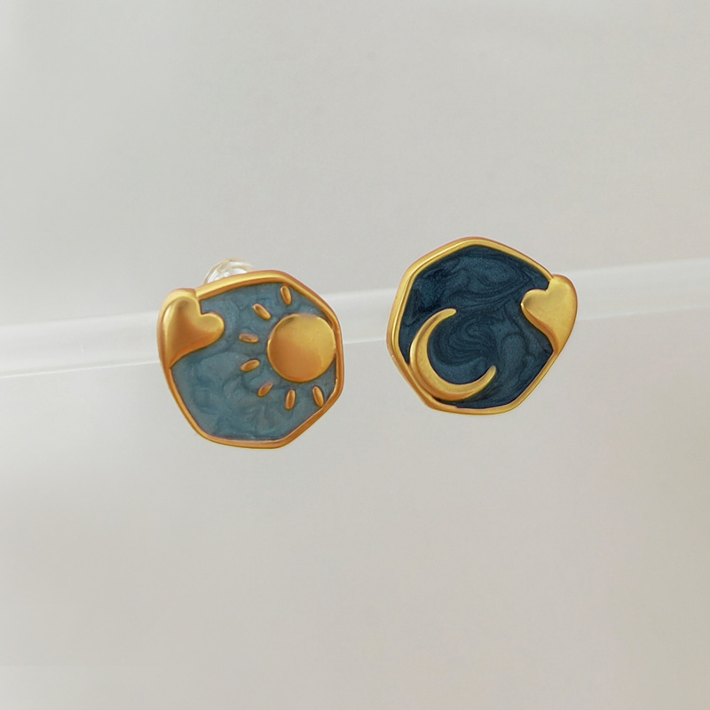 1 Pair Vintage Style Sun Moon Heart Shape Copper Plating Ear Studs display picture 4