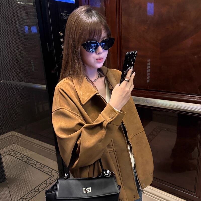 American Retro Suede Jacket for Women, 2026 Autumn New Style, Loose Fit, Turn-Down Collar, Casual Versatile Slimming Coat, Trendy American Retro Suede Jacket for Women, 2026 Autumn New Style, Loose Fit, Turn-Down Collar, Casual Versatile Slimming Coat, Trendy