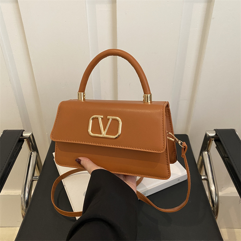 Personalidad europea y americana retro simple bolso de hombro 2025 primavera nuevo bolso de moda hermoso bolso de mochila pequeña mujer