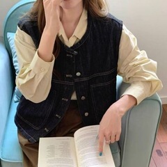 香港の味のレトロな重ね着の外はやせているデニムのベストの女性の春の新型の高級感のファッションの袖なしのカンカンの肩のコートを現します。