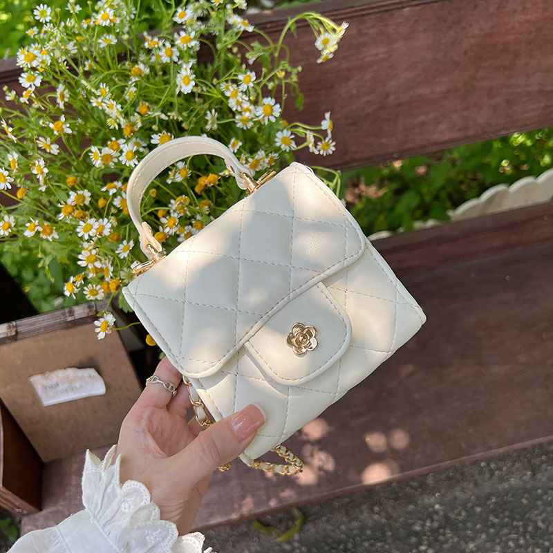 2025 verano nuevo mini bolso pequeño, bolso cuadrado pequeño portátil para damas, bolso de mensajero de todo fósforo con cadena de diamantes de nicho femenino