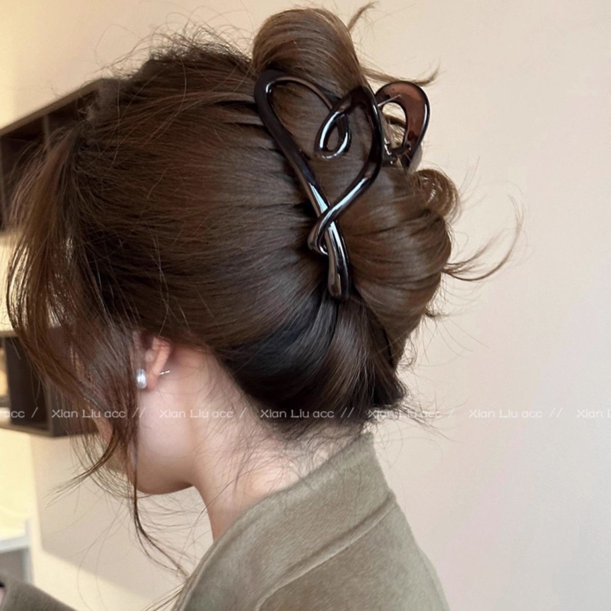 Chic Matte Black Heart-Shaped Clip Image 8