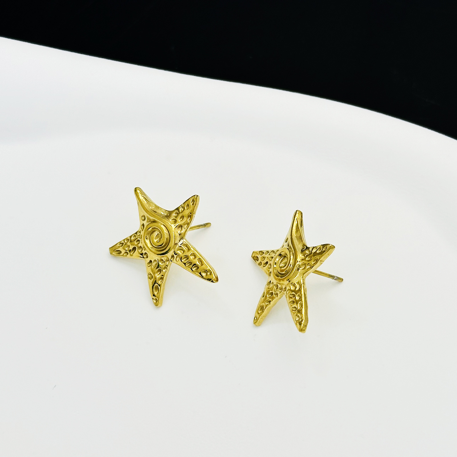 Estrella de mar dorada Amazon explosión ligera de lujo de alta calidad combinación de pendientes de superficie no desvanecerse accesorios de lujo ligeros nuevos productos