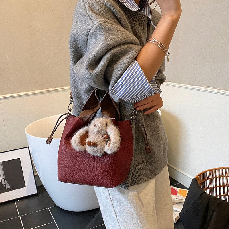 Bolso de mano retro de alto nivel, bolso de balde de agua universal para mujeres 2025, nuevo estilo coreano de invierno para niños y madres, bolso de hombro.