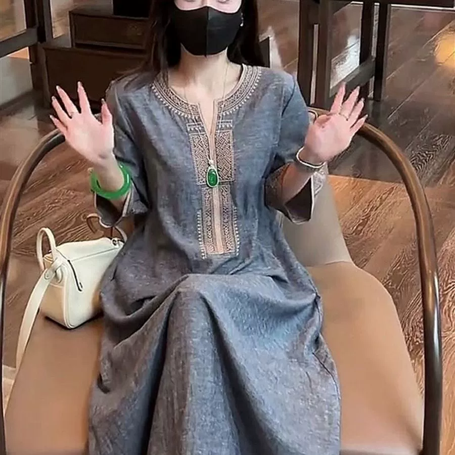 Новое китайское платье в национальном стиле с принтом, V-образным вырезом, для женщин, лето 2025, свободного кроя, стройнящее, повседневное, элегантное, длинная юбка