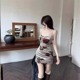2024辣妹丝R印花吊带连衣裙女秋冬新款设计感纯欲修身包臀打底裙