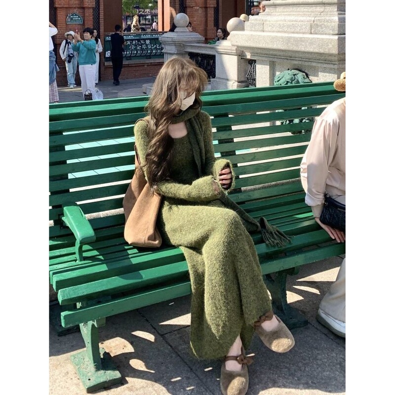 Retro cool vibe scarf halter neck U-neck knitted dress for women, 2026 autumn and winter new thick sweater long dress Retro cool vibe scarf halter neck U-neck knitted dress for women, 2026 autumn and winter new thick sweater long dress