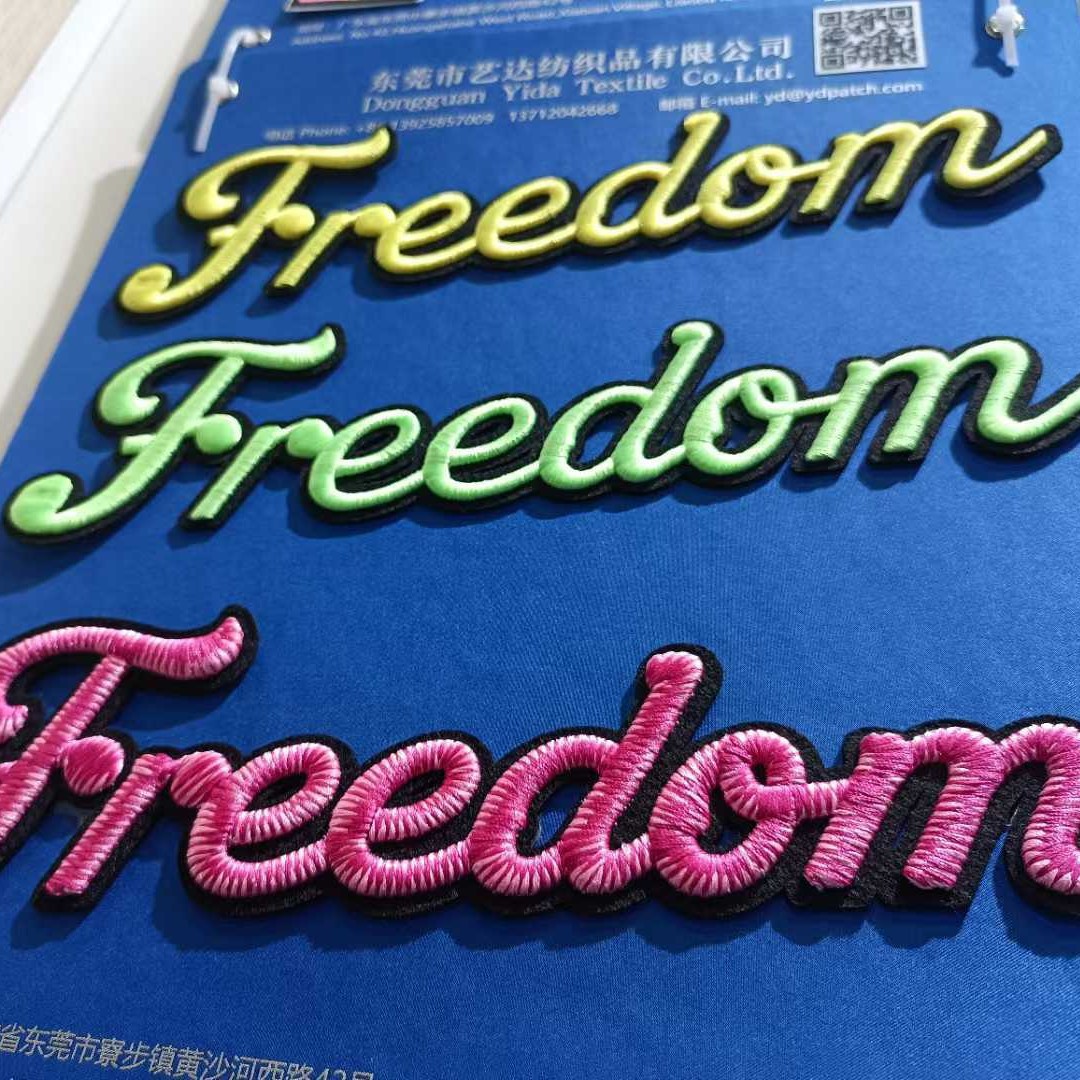 Puede personalizar el borde de bloqueo de bordado de bordado autoadhesivo 3D parche de letras de bordado para comercio exterior