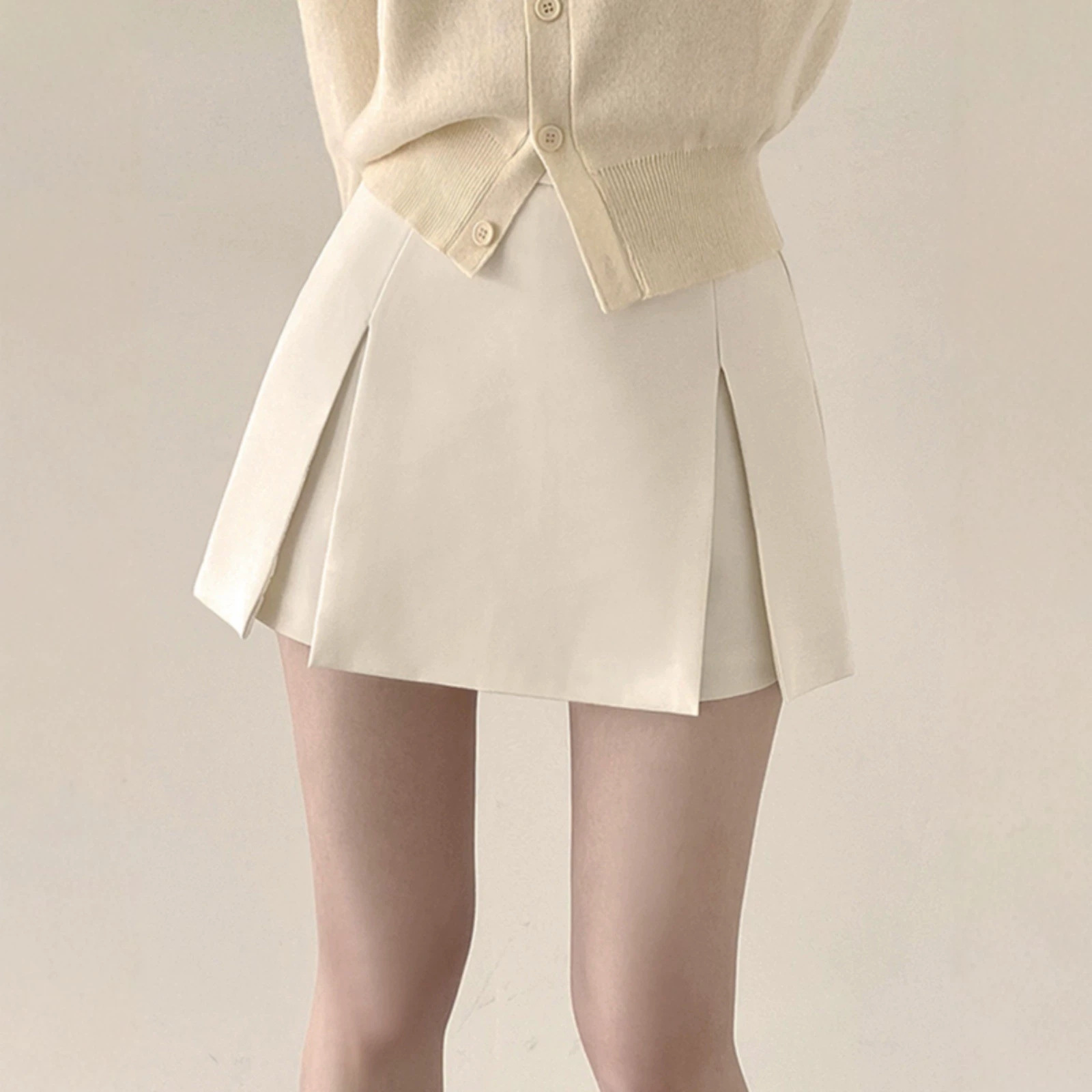 White high-waisted A-line skirt for women, summer 2026 new style, petite, versatile, slimming, slit shorts.