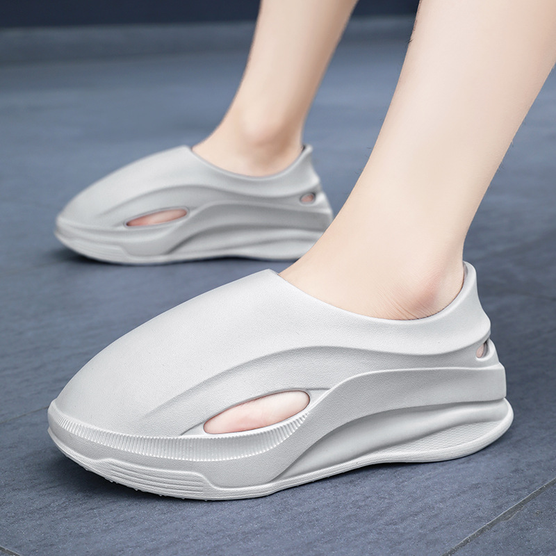 Zapatos con agujeros para hombre verano 2025 nuevo estilo de uso exterior, pisa mierda, sandalias de playa de suela blanda, sandalias de hombre de suela gruesa