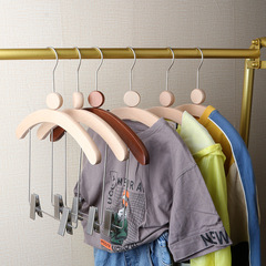 子供の木の服の店のハンガーの家庭用赤ちゃんのセットのクリップの子供服の店の木製の滑り止めの服はズボンのクリップを掛けます。