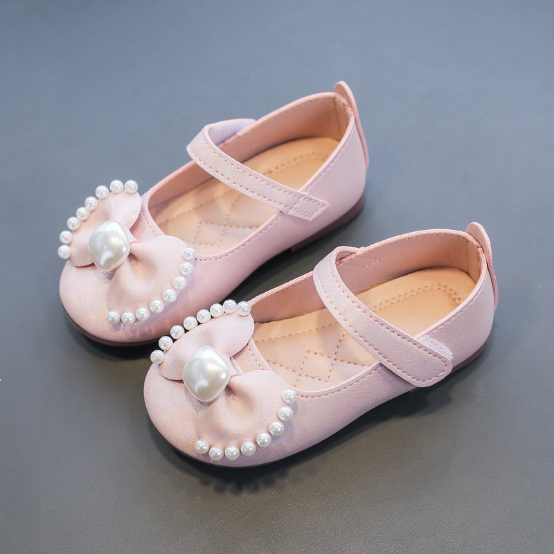 Zapatos de princesa de perlas de arco de perlas de niñas primavera y otoño 2026 nuevos zapatos de suela suave de niñas zapatos de moda de niños zapatos de cuero pequeños