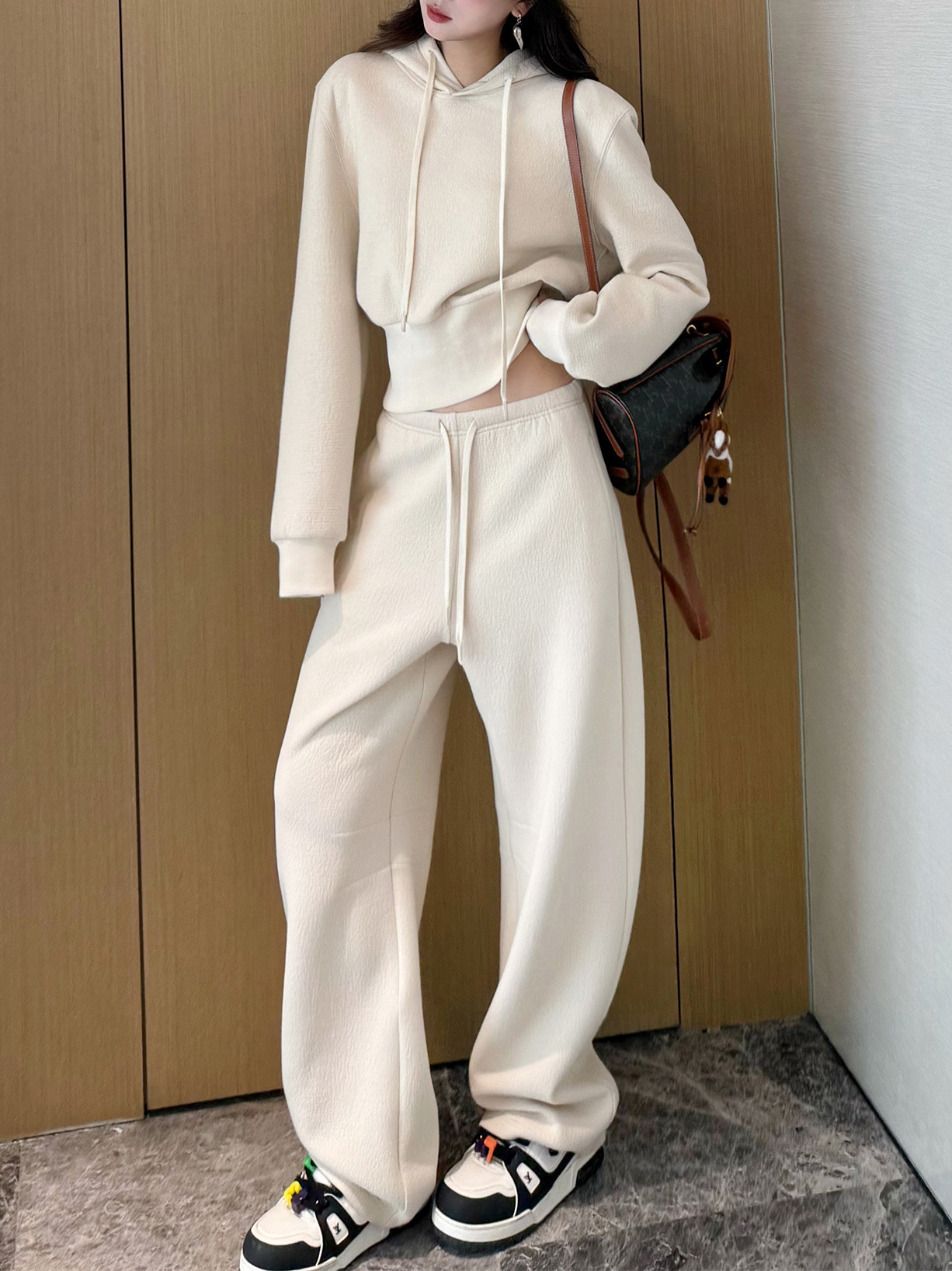 2025年の新しい春の婦人服の長袖の運動の衛のズボンのファッションのスーツの女性のデザイン感の小さい衆は腰の上着を収めます。