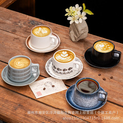 レトロな陶磁器のコーヒーカップのセットの下のお茶のコップは簡単です。
