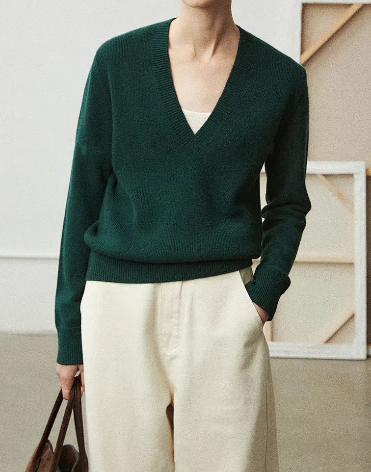 Title 3, Zakrzywiony sweter z głębokim dekoltem w kształ...