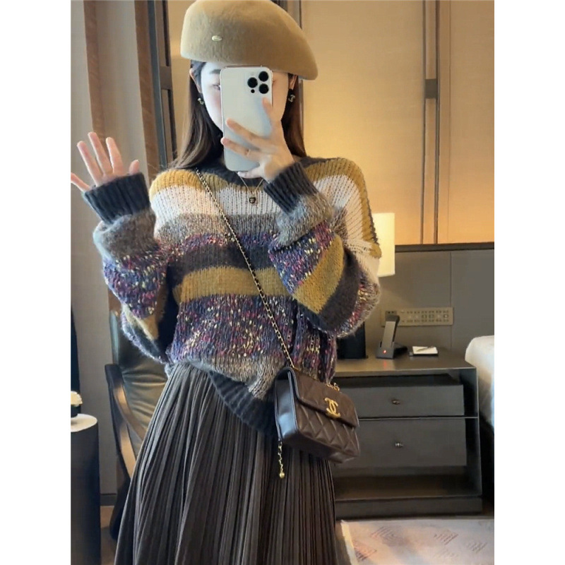 秋冬の新型のゆったりしたストライプのニットのセーターの丸首の厚いタイプのファッションカラーの女性の秋の服は組み合わせて上着を配合します。|undefined