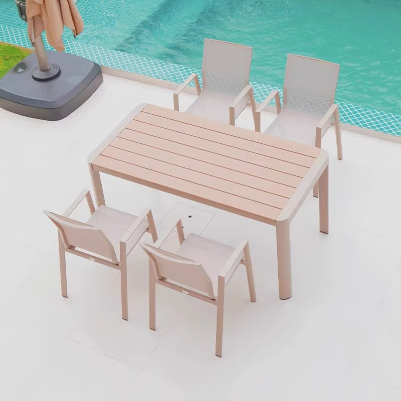 Mesa y silla de patio al aire libre, madera plástica, casa nórdica, patio al aire libre, jardín al aire libre, balcón, combinación de terraza de ocio