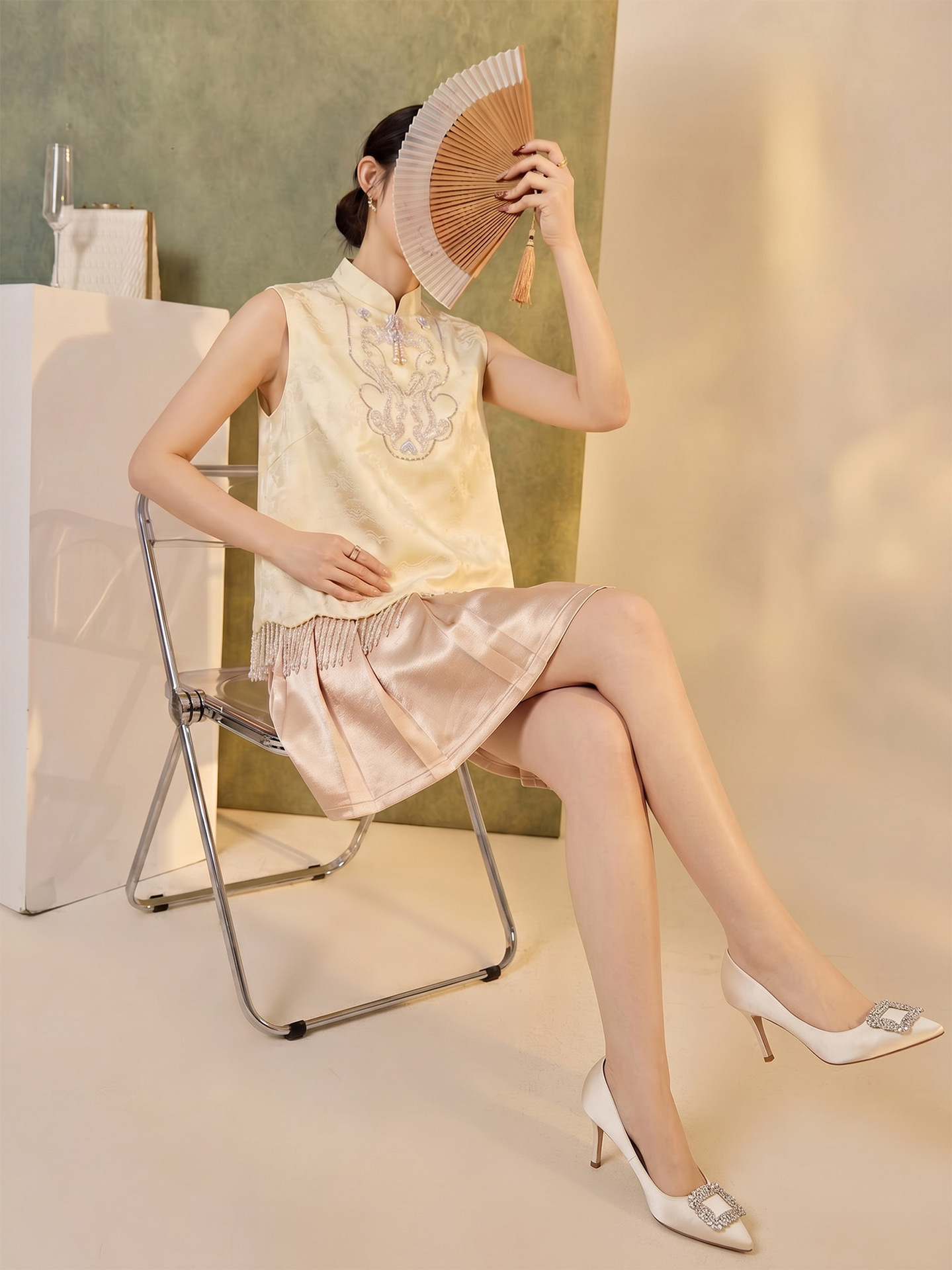Bộ vest nữ thêu ngọc trai cổ tay đứng kết hợp váy ngắn xếp ly cao eo — Trang chủ