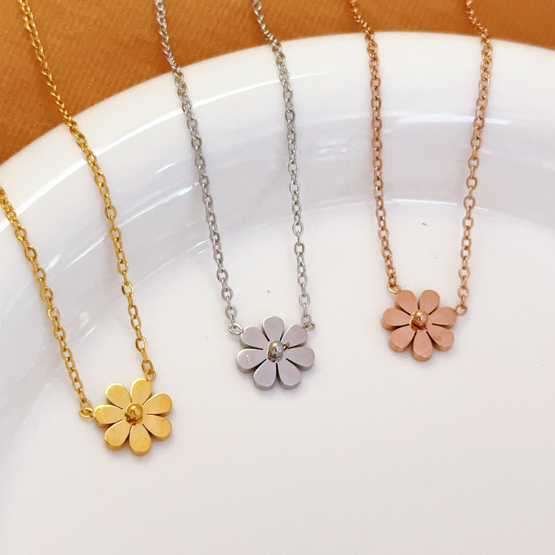 Daisy Necklace for Women Rose Gold Ins Clavicle Chain Niche Design Flower Pendant Necklace European and American Style Daisy Necklace for Women Rose Gold Ins Clavicle Chain Niche Design Flower Pendant Necklace European and American Style