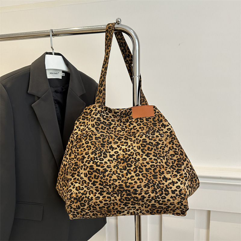 Moda retro leopardo invierno 2024 nuevo nicho personalizado diseño simple viaje literario bolsa de mano