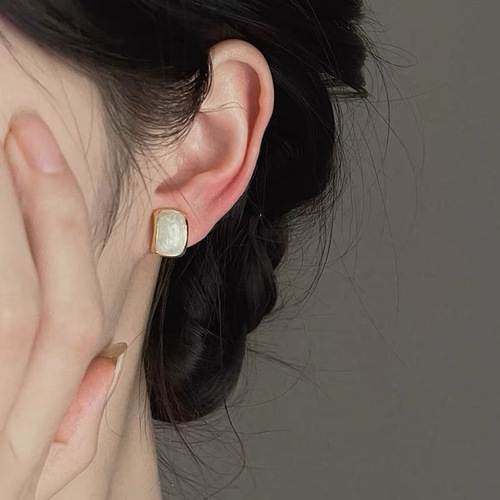 S925 Silver Needle French Retro White Oil Drop Earrings for Women Small Geometric Curved Simple Versatile Temperament Earrings