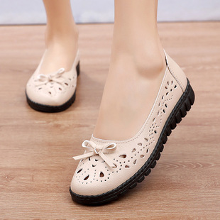 2022 New Summer Hollow Mother Shoes Flat Soft Sole Slip-on Shoes for Women Middle-aged and Elderly People 40 to 50 Years Old