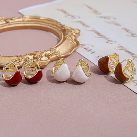 耳钉;耳环;项链