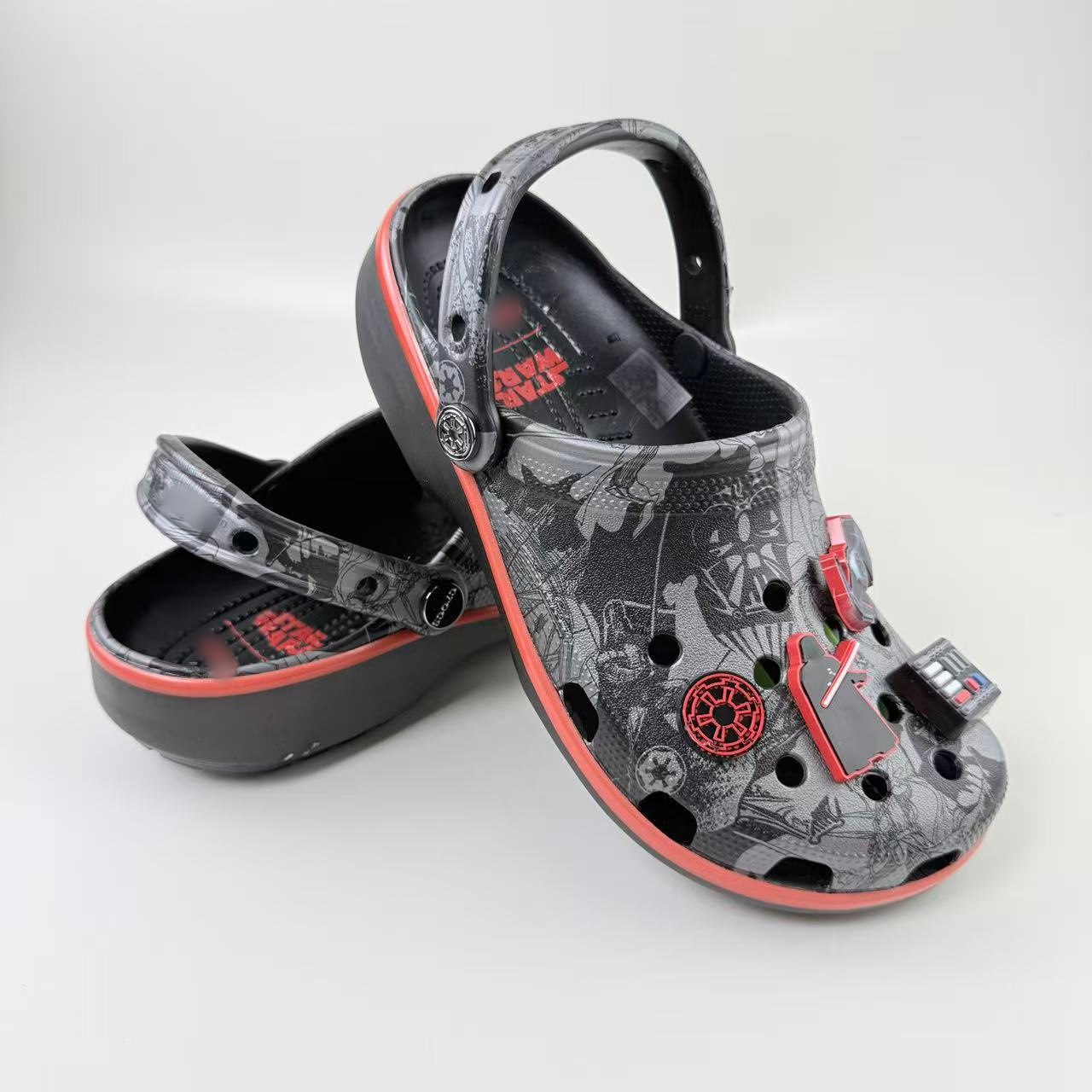 Nuevos zapatos de agujero de Star Wars dibujos animados graffiti personalidad sandalias zapatos de playa fábrica directa al por mayor